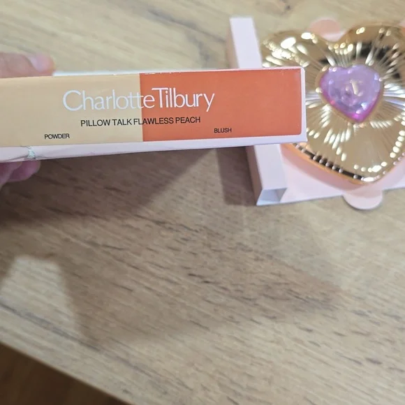 Charlotte Tilbury Gold Heart Face , PILLOW TALK FLAWLESS PRACH - Picture 3 of 3